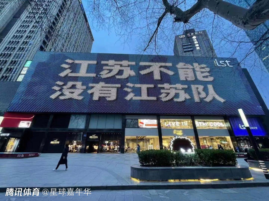 吴老爷子结结巴巴的说出这几个字，咬牙切齿的说：老子半辈子的心血毁在你手里……你……你跟我说对……对不起有……有什么用。